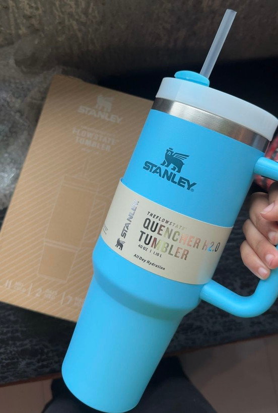 ماگ استنلی دسته دار اورجینال The Quencher H2.O FlowState™ Tumbler 40 oz دوجداره نی دار1.18 لیتر